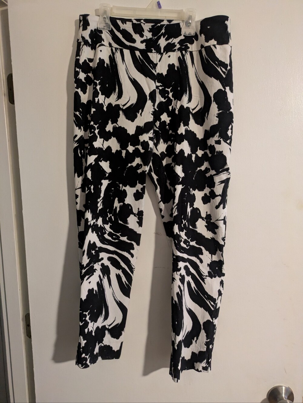 New Directions Size 12 Black White Abstract Floral Pull On Cropped Pants